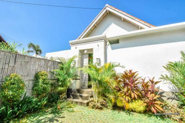 Image 5 from 3 bedroom villa for yearly rental in Berawa