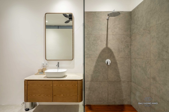 Image 9 from Chef-d'œuvre architectural de 4 chambres avec piscine à débordement à vendre et à louer à Ubud