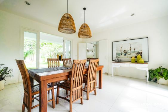 Image 7 from Vila Keluarga 4 Kamar Tidur dengan Taman Disewakan & Dijual di Umalas Bali