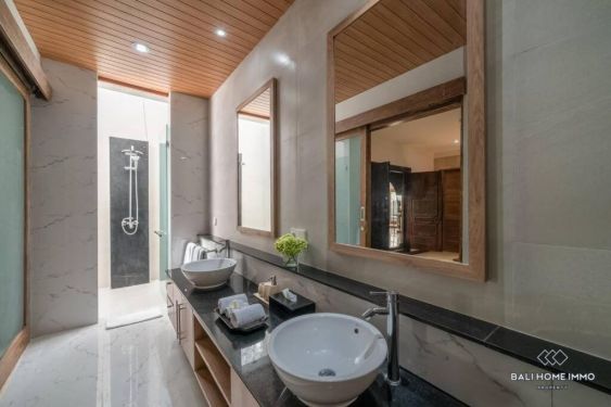 Image 19 from Vila Keluarga Luas 4 Kamar dengan Taman Dijual di Batu Belig Seminyak