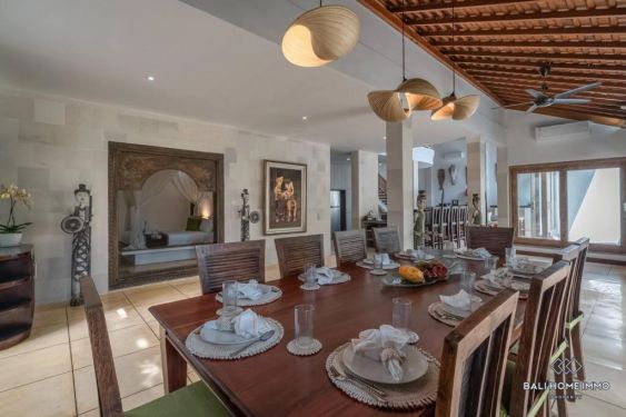 Image 6 from Vila Keluarga Luas 4 Kamar dengan Taman Dijual di Batu Belig Seminyak