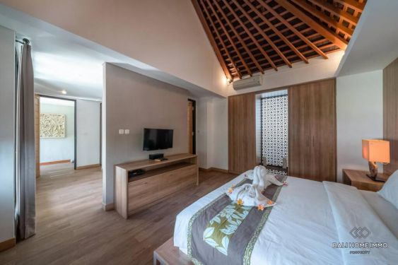 Image 16 from Vila Keluarga Luas 4 Kamar dengan Taman Dijual di Batu Belig Seminyak