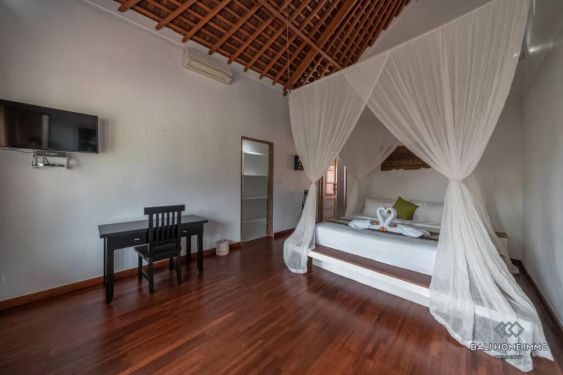 Image 12 from Vila Keluarga Luas 4 Kamar dengan Taman Dijual di Batu Belig Seminyak