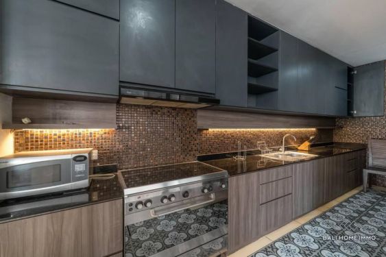 Image 8 from Vila Keluarga Luas 4 Kamar dengan Taman Dijual di Batu Belig Seminyak