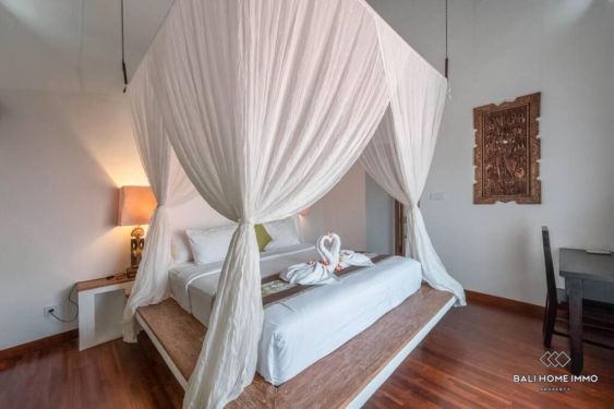 Image 15 from Vila Keluarga Luas 4 Kamar dengan Taman Dijual di Batu Belig Seminyak