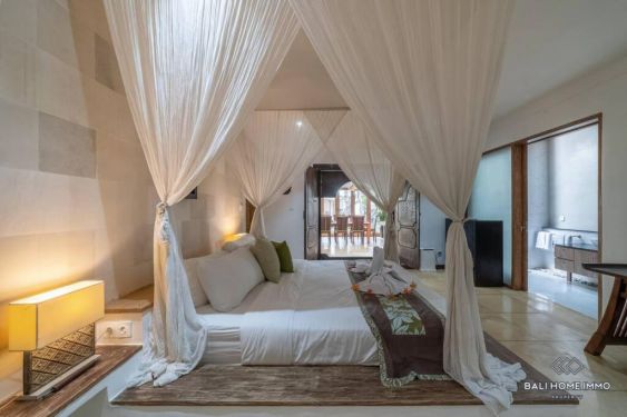 Image 17 from Vila Keluarga Luas 4 Kamar dengan Taman Dijual di Batu Belig Seminyak