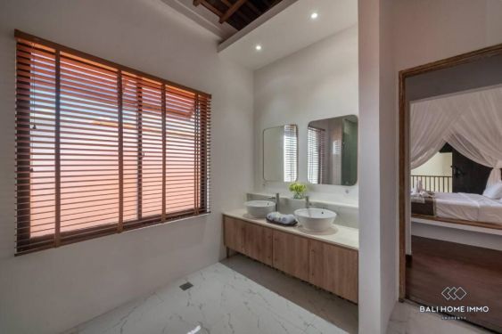 Image 18 from Vila Keluarga Luas 4 Kamar dengan Taman Dijual di Batu Belig Seminyak