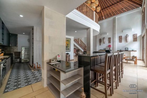 Image 7 from Vila Keluarga Luas 4 Kamar dengan Taman Dijual di Batu Belig Seminyak