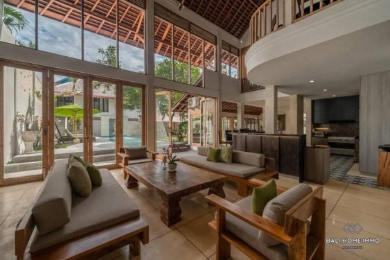 Image 5 from Vila Keluarga Luas 4 Kamar dengan Taman Dijual di Batu Belig Seminyak