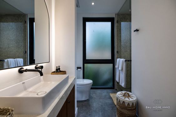 Image 19 from Villa moderne de 4 chambres à vendre à proximité de la plage de Batu Bolong