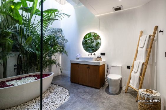 Image 17 from Villa moderne de 4 chambres à vendre à proximité de la plage de Batu Bolong