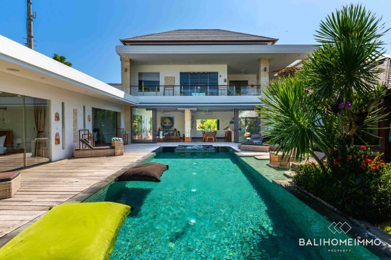 Vila Modern 4 + 1 Kamar untuk Disewa Dekat Pantai Berawa