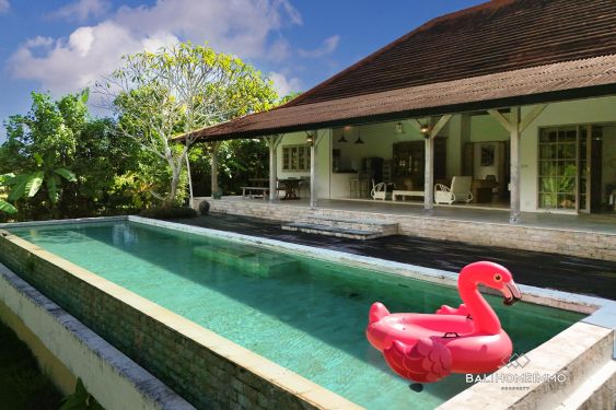 Image 1 from Vila 4 kamar dengan taman dan view taman disewakan di Buduk Bali