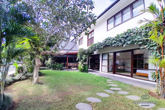 Image 2 from Villa 4 Kamar dengan Taman yang Luas Dekat Sekolah di Canggu Bali