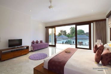 Image 14 from Spacieuse villa de 5 chambres avec jardin à vendre à Canggu Batu Bolong