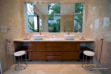 Image 20 from Spacieuse villa de 5 chambres avec jardin à vendre à Canggu Batu Bolong