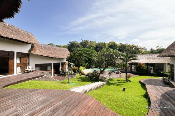 Image 1 from Villa Keluarga 6 Kamar dengan Taman Luas Dijual di Canggu Bali