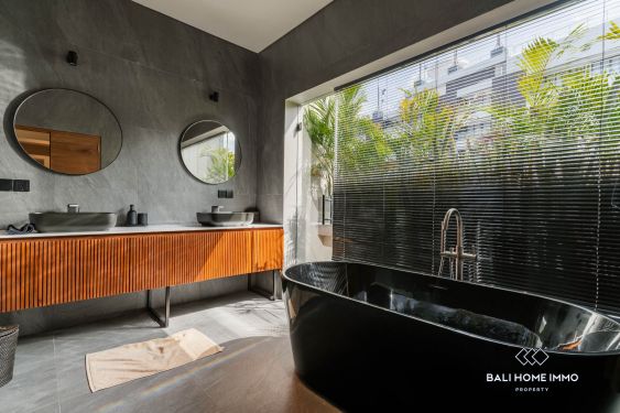 Image 20 from 6 Bedroom Ricefield View Villa For Sale in Umalas