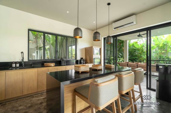 Image 5 from 6 Bedroom Ricefield View Villa For Sale in Umalas