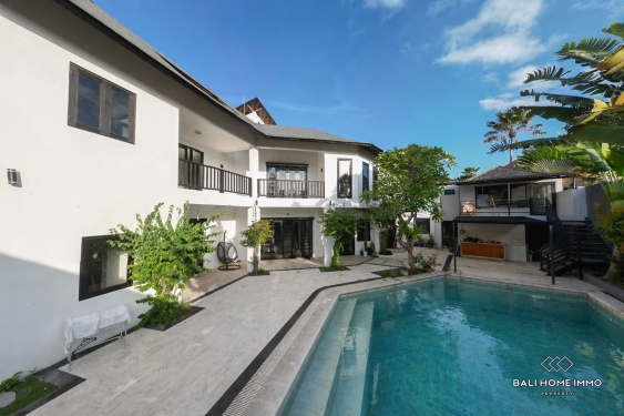 Image 1 from Villa keluarga 6 kamar yang baru direnovasi dijual di Pantai Pererenan, Bali.