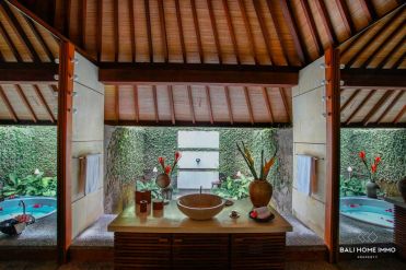 Image 6 from 6 Bedroom Villa with Ricefield View For Sale in Umalas