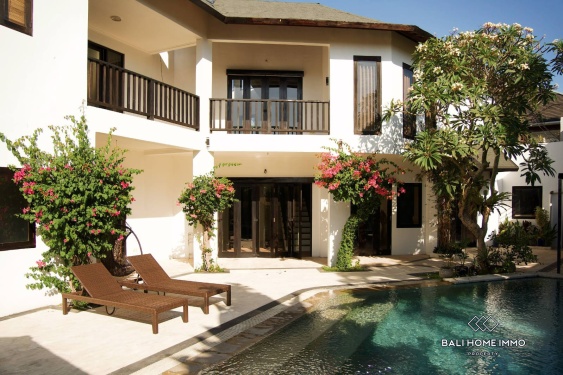 6 kamar yang baru direnovasi untuk dijual dan disewakan di Pantai Pererenan, Bali.