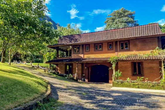Image 2 from Propriété familiale de 8 chambres à coucher à proximité d'un parc national à vendre à Lombok