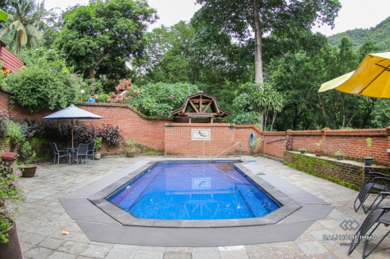 Image 1 from Propriété familiale de 8 chambres à coucher à proximité d'un parc national à vendre à Lombok