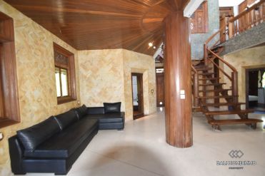Image 2 from Villa de 9 chambres à vendre en pleine propriété à Berawa.