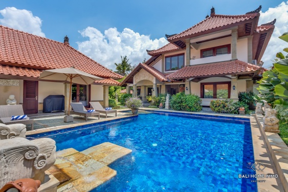 Beautiful 5 Bedrooms villa for sale Freehold in Bali Seminyak Oberoi