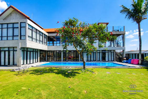Villa industrielle neuve de 5 chambres à louer à l'année à Bali, côté est de Tanah Lot