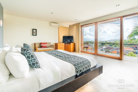 Image 17 from VILLA DE LUXE À COUPER LE SOUFFLE DE 10 CHAMBRES AVEC VUE SUR LES COLLINES DE JIMBARAN À VENDRE