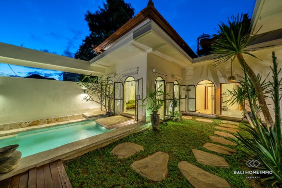 Villa Menawan dengan 3 Kamar untuk Disewakan Tahunan di Kawasan Perumahan Canggu