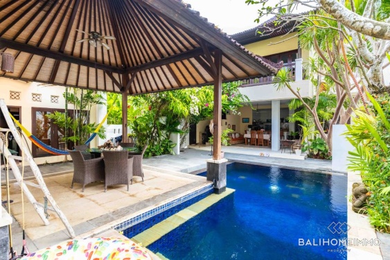 Villa menawan dengan 5 kamar untuk dijual dengan status hak milik di Berawa, Bali.
