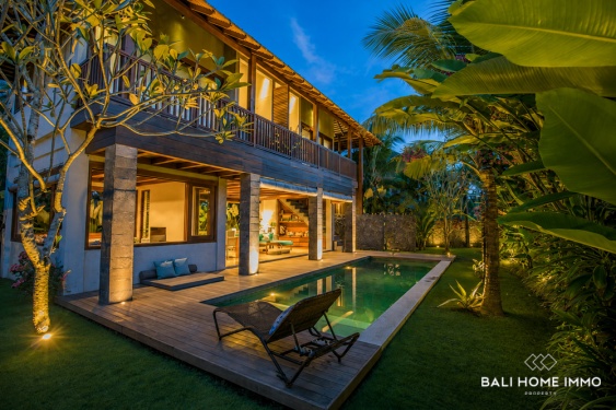 Élégante villa de 4 chambres avec jardin tropical à vendre à Bingin