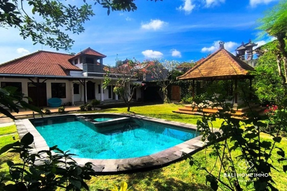 Villa Bergaya Keluarga dengan 4 Kamar Dijual di Kerobokan, Bali