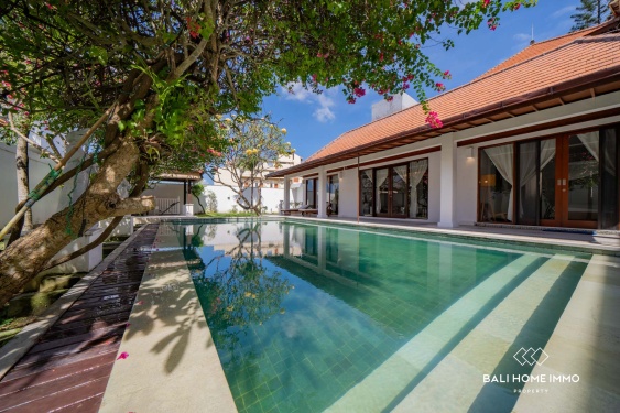 Villa Bergaya Keluarga dengan 4 Kamar untuk Dijual dengan Status Hak Sewa di Berawa, Bali