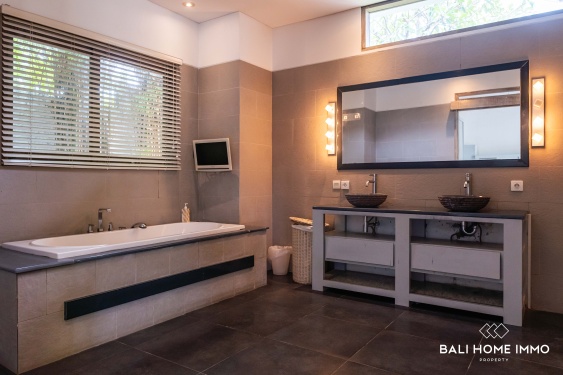 Image 19 from Villa de 4 chambres à coucher, un véritable bijou pour investisseurs, à vendre au cœur de Berawa