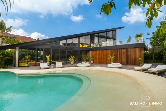 Luxueuse villa de 5 chambres à vendre en pleine propriété à Bali Canggu Batu Bolong Beach