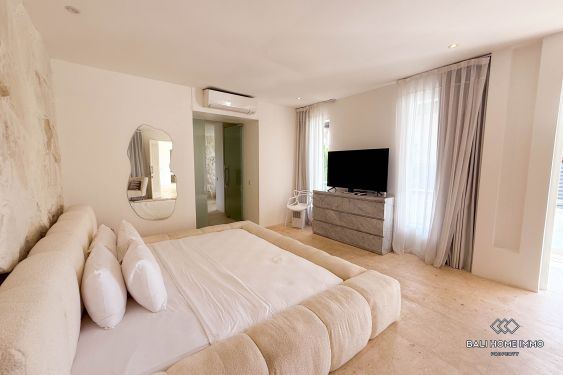 Image 10 from Dijual Villa Luas 4 Kamar Tidur dengan Taman di Seminyak