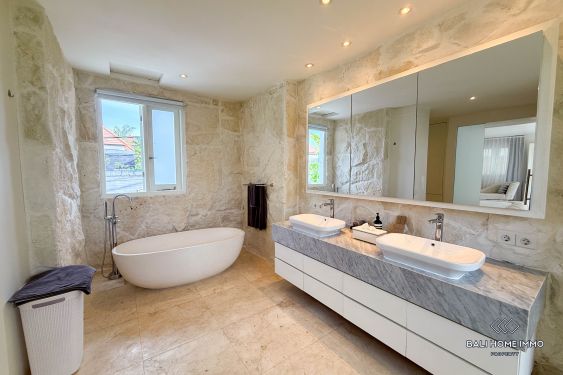 Image 19 from Dijual Villa Luas 4 Kamar Tidur dengan Taman di Seminyak