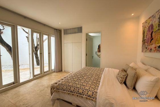 Image 12 from Dijual Villa Luas 4 Kamar Tidur dengan Taman di Seminyak