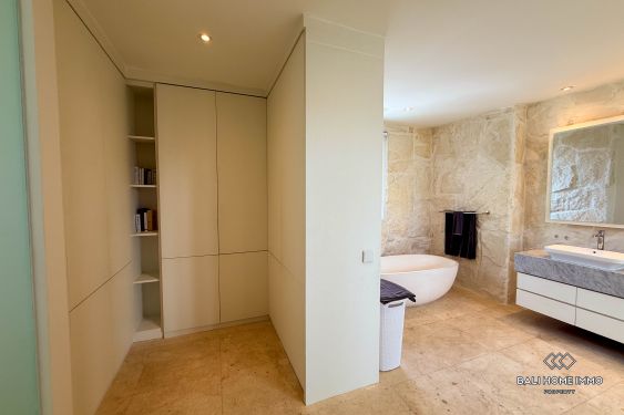 Image 20 from Dijual Villa Luas 4 Kamar Tidur dengan Taman di Seminyak