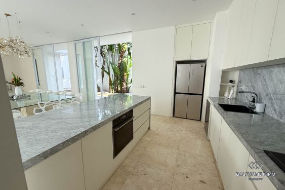 Image 6 from Dijual Villa Luas 4 Kamar Tidur dengan Taman di Seminyak