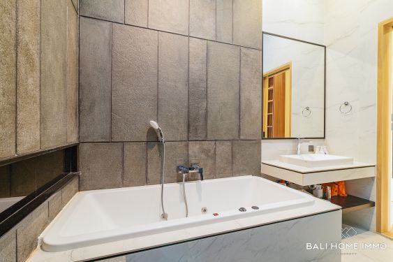 Image 17 from VILA MEWAH DENGAN 5 KAMAR TIDUR DIJUAL HAK MILIK DI BALI UMALAS