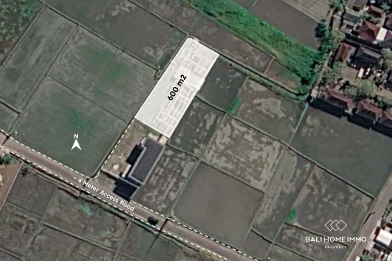 Tanah di tengah sawah, dijual dengan sistem sewa guna usaha di Kedungu, Bali.