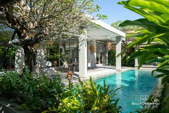 Rumah Tropis Modern 3 Kamar + 1 Ruang Kerja untuk Disewa di Umalas