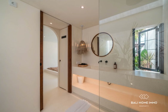 Image 7 from Villa 1 Kamar dengan Desain Tropis Modern Dijual di Umalas