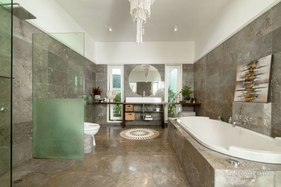 Image 11 from Villa moderne avec 2 chambres et bureau à vendre à Pererenan