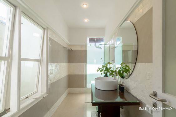 Image 16 from Villa moderne avec 2 chambres et bureau à vendre à Pererenan